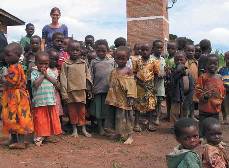 TRAGUARDI SOCIALI / n.15 Marzo / Aprile 2005 :: Le bellissima storia di Federica Molteni con i poveri della Tanzania